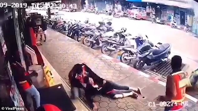 Nạn nhân 38 tuổi ngã vật xuống đường sau sự cố giật điện. Ảnh cắt từ màn hình