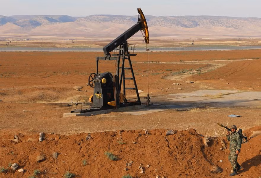 Một binh sĩ Syria tại mỏ dầu ở tỉnh Hasakah. Ảnh: Tân Hoa Xã