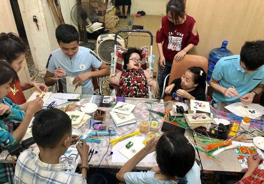 Bằng nghị lực, Thương đã học nghề thủ công lưu niệm