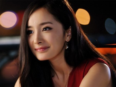 Dương Mịch tự tin khoe bụng bầu giữa trường quay