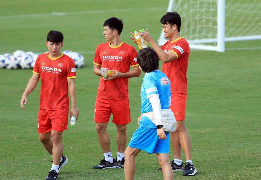 Đình Trọng (giữa) trong buổi tập chiều 25/8