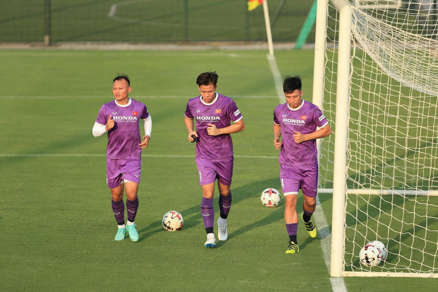 Bùi Tiến Dũng (phải) dính chấn thương trước ngày sang Saudi Arabia