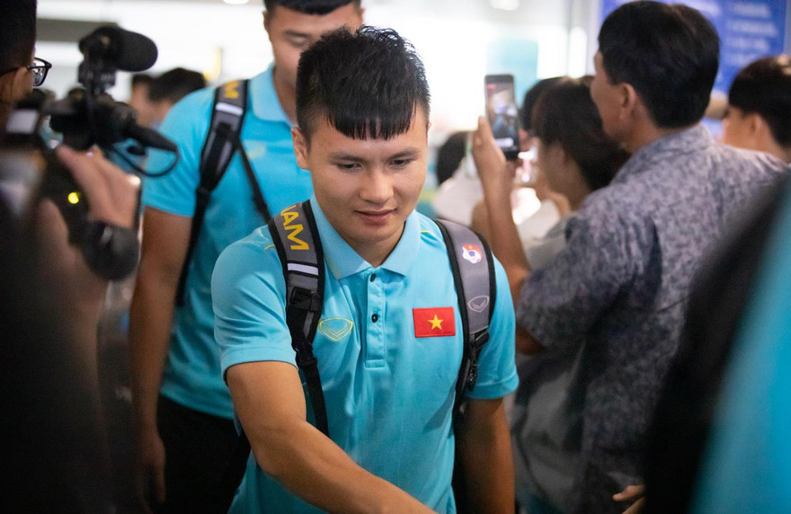 Tuyển Việt Nam về tới sân bay Nội Bài. Ảnh: Zing
