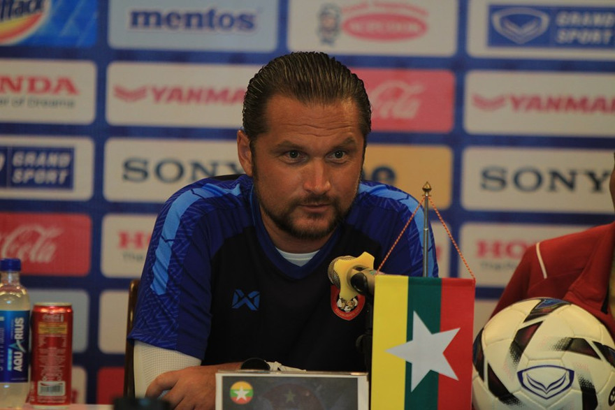 HLV trưởng tuyển U23 Myanmar Velizar Popov