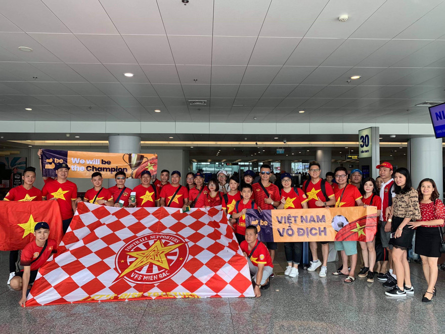 Cổ động viên Việt Nam nhuộm đỏ Buriram trước trận gặp Thái Lan