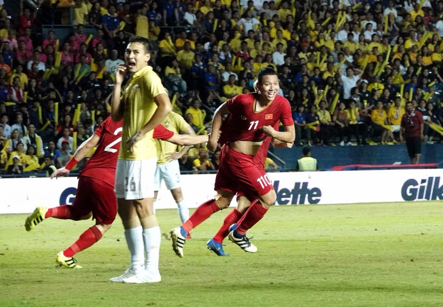 Anh Đức ăn mừng bàn thắng vào lưới Thái Lan