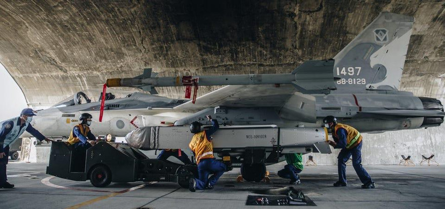 Máy bay chiến đấu nội địa F-CK-1 của không quân Đài Loan (Trung Quốc) được trang bị tên lửa hành trình Vạn Kiếm. Ảnh: Forbes.