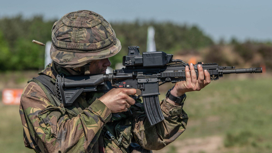 Một khẩu súng trường được lắp hệ thống ngắm mục tiêu tự động SMASH 2000. Ảnh: Smart Shooter.