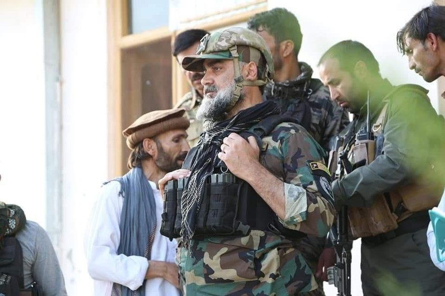 Thống đốc tỉnh Logar - Abdul Rahim Qayumi chiến đấu chống lại Taliban trước khi tỉnh này thất thủ. Ảnh: Twitter