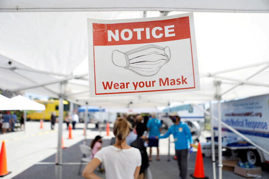 Người dân xếp hàng chờ lấy mẫu xét nghiệm COVID-19 ở Florida (Mỹ). Ảnh: Reuters