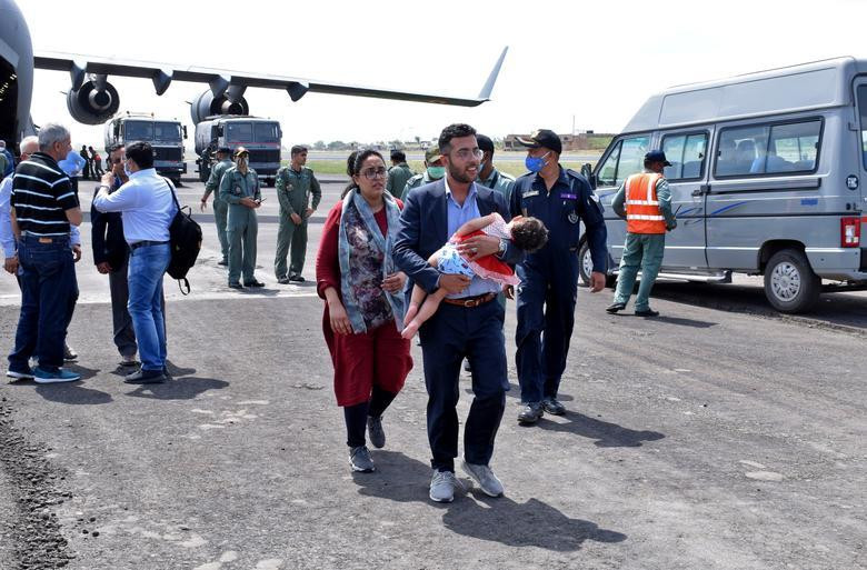 Máy bay chở các quan chức phái bộ Ấn Độ tại Afghanistan và công dân Ấn Độ đáp xuống thành phố Jamnagar, bang Gujarat, miền Tây Ấn Độ để tiếp nhiên liệu trên đường đến Delhi. Ảnh: Reuters