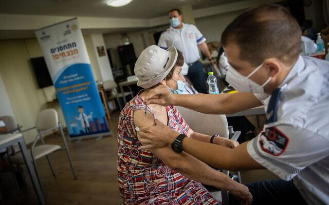 Một người cao tuổi Israel tiêm mũi vắc xin thứ ba. Ảnh: Times of Israel