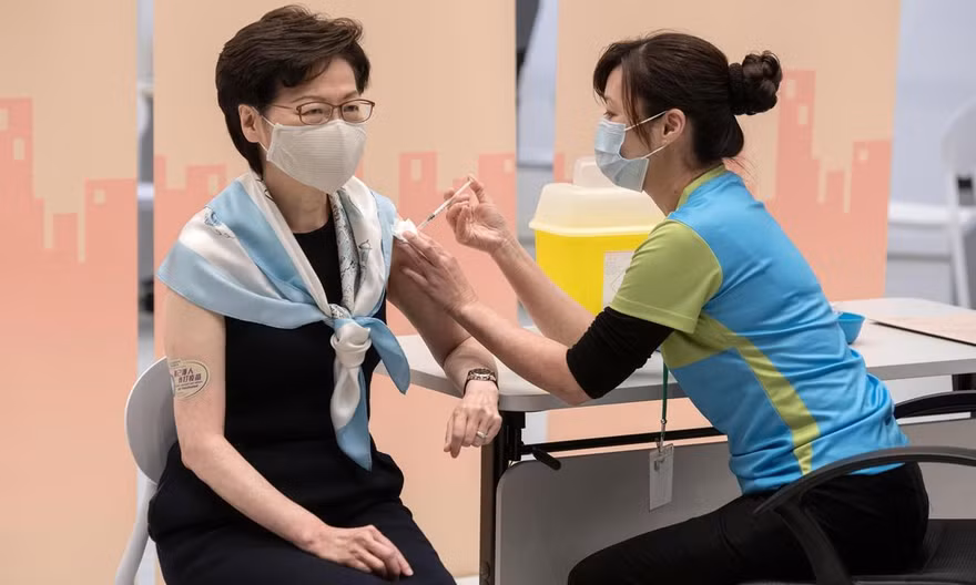 Bà Carrie Lam tiêm vắc xin Sinovac mũi hai hồi tháng 3/2021. Ảnh: Global Times