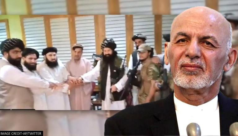 Ông Ashraf Ghani (ảnh lớn) và cảnh em trai ông bắt tay với nhóm liên kết của Taliban. Ảnh: AP/Twitter