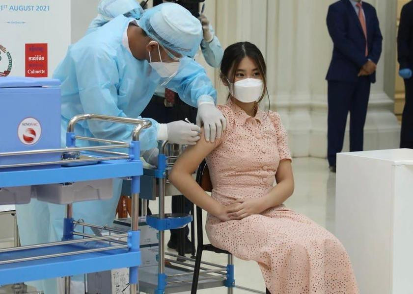 Campuchia hôm nay bắt đầu triển khai tiêm vắc xin cho đối tượng 12 đến 17 tuổi. Ảnh: Khmer Times