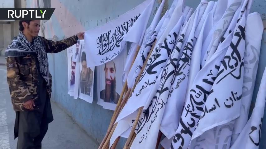 Dựng sạp bán cờ, poster Taliban bên ngoài Đại sứ quán Mỹ ở Kabul