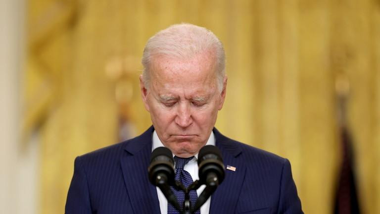 Giây phút xúc động của ông Biden trong bài phát biểu ngày 26/8. Ảnh: Reuters