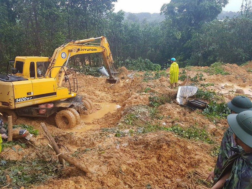 Sạt lở lại chôn vùi 5 người ở Quảng Nam