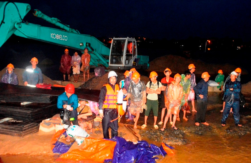 Toàn bộ 131 công nhân trên trên cồn nổi Gami bị mắc kẹt giữa lũ dữ được đưa vào bờ an toàn