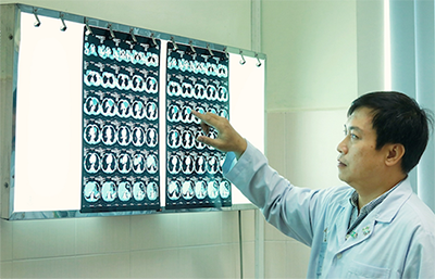 Bác sĩ xem kết quả chẩn đoán hình ảnh. Ảnh: Bệnh viện cung cấp