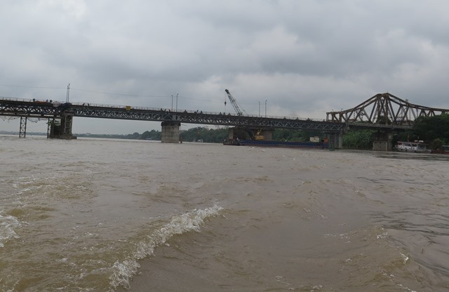 Vật thể được xác định là bom nằm gần trụ cầu Long Biên, bên bờ phải sông Hồng 