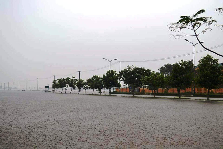 Lũ lớn tại TT-Huế bắt đầu rút xuống, nhưng vẫn còn ở mức cao tiềm ẩn nhiều nguy hiểm chết người vào trưa 6.11.