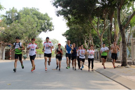 1 buổi tập sáng Chủ Nhật của nhóm chạy bộ SRC