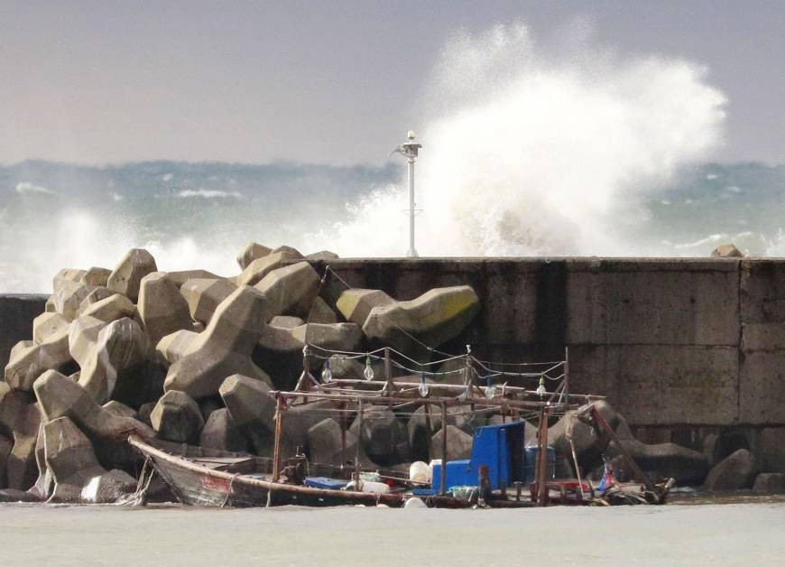 Chiếc thuyền gỗ xuất hiện tại bờ biển Nhật Bản cùng 8 ngư dân hôm 24/11. Ảnh: Kyodo. 