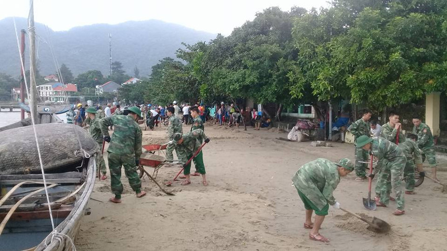 Lực lượng bộ đội cùng ra quân dọn dẹp