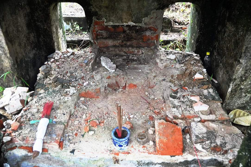 Một phần lăng mộ mẹ vua Dục Đức bị đào bới, bia đá bị dời đi nơi khác… có thể là do kẻ xấu muốn tìm trộm vàng bạc, châu báu bên dưới.