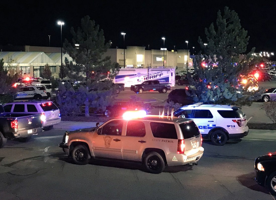 Cảnh sát phong tỏa hiện trường vụ xả súng. Ảnh: Twitter