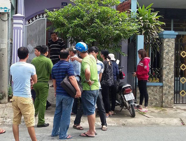 Cảnh sát khám nghiệm hiện trường xảy ra vụ trộm. Ảnh: C.A.