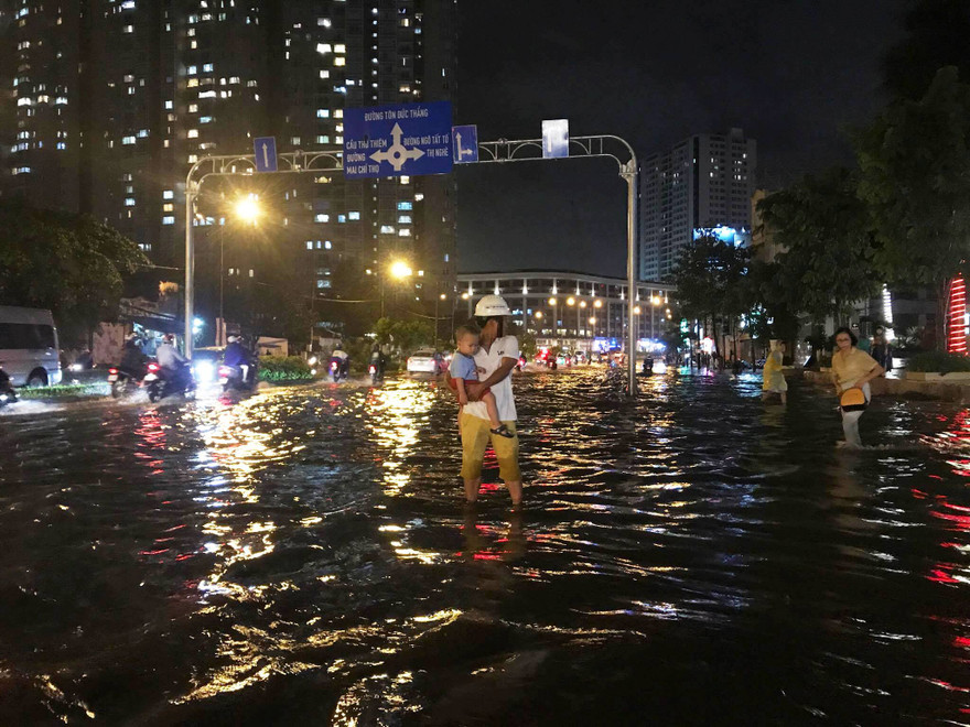 Nhiều tuyến đường ngập nặng do triều cường khiến người dân TPHCM khốn khổ.