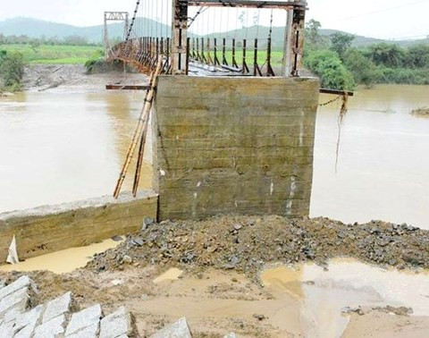 Phần mố cầu treo buôn Khóa bị sập khiến hơn 1000 hộ dân bị cô lập. 