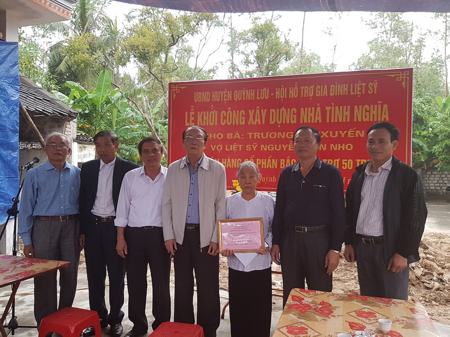 Lễ khởi công xây dựng nhà tình nghĩa cho bà Trương Thị Xuyến.