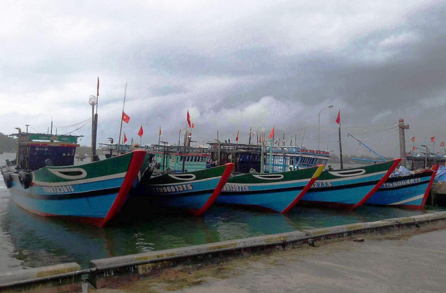 Đề phòng mưa bão gây thiệt hại, Ban Chỉ huy PCTT&TKCN TT-Huế yêu cầu thực hiện lệnh cấm biển kể từ trưa 18/11; đưa tàu thuyền về nơi trú ẩn an toàn.