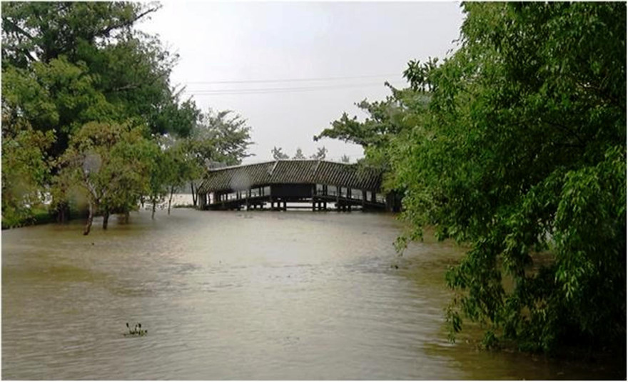 Lũ vẫn còn dâng cao tại vùng trũng Thủy Thanh, Hương Thủy, TT-Huế, gây khó khăn cho công tác tìm kiếm cứu hộ hai bố con nghi bị mất tích do nước cuốn.