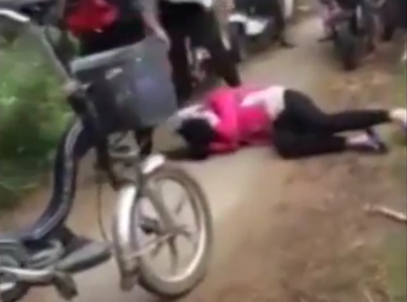 Hình ảnh 3 nữ sinh đánh hội đồng bạn (ảnh cắt từ clip)