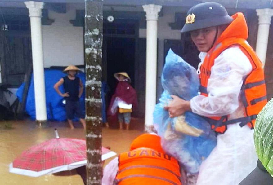 Công an vượt qua lũ dữ, đưa bệnh nhân đi cấp cứu.