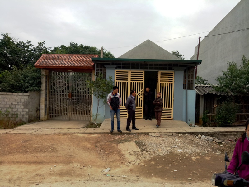 Hiện trường ngôi nhà bé gái bị bắt cóc sáng 26/11, rất nhiều người đến thăm hỏi, động viên người thân cháu bé. Ảnh: Hoàng Lam