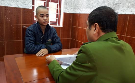 Đối tượng Thiện khai báo tại cơ quan công an. Ảnh: N. Thái 