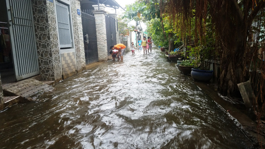 Người dân Sài Gòn phải học cách sống chung với ngập nhiều năm qua.