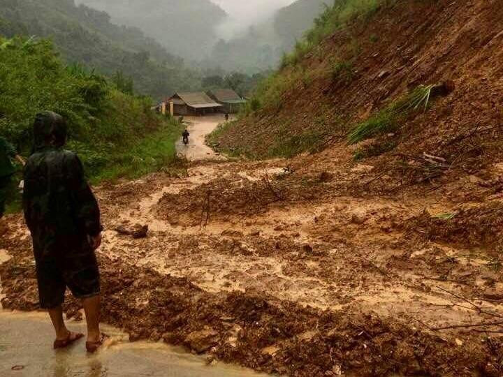 Mưa lớn gây sạt lở và ngập úng ở nhiều tuyến quốc lộ.