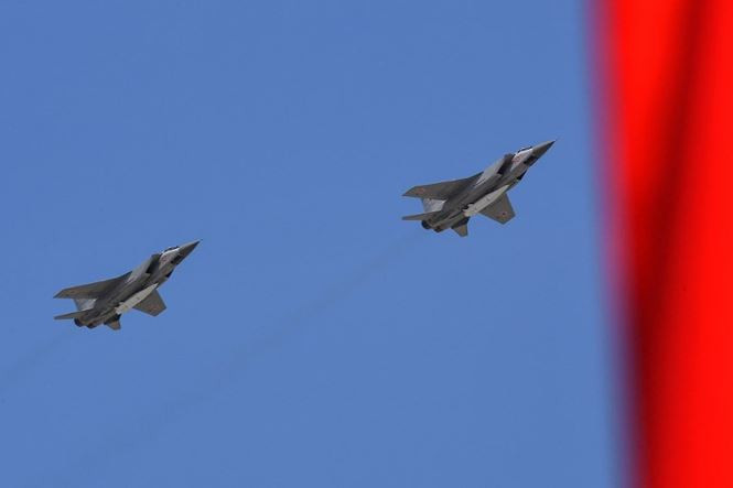 Tiêm kích MiG-31 gắn tên lửa 'dao găm' Kinzhal xuất hiện tại lễ diễu binh ngày 9/5 vừa qua tại Moscow. Ảnh: AFP