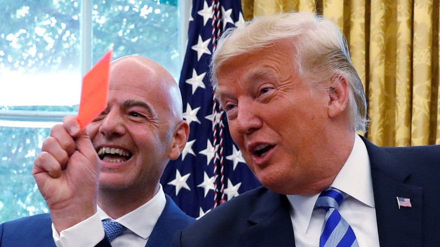 Tổng thống Mỹ Trump giơ thẻ đỏ về phía các phóng viên trong phòng Bầu dục. Ảnh: Reuters