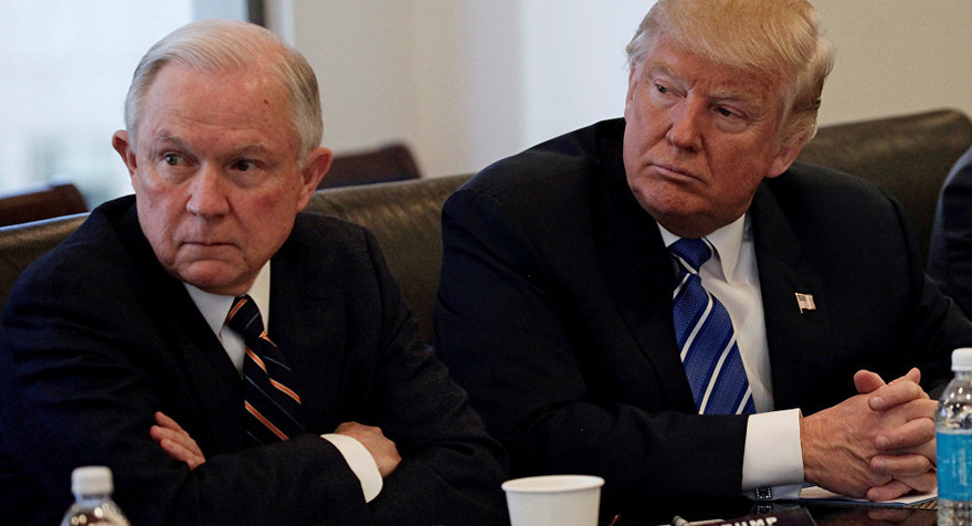 Tổng thống Mỹ Donald Trump và Tổng chưởng lý Jeff Sessions. Ảnh: Reuters