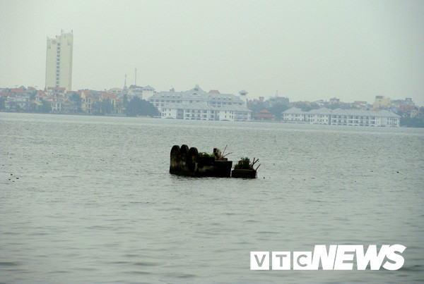 Một trong số những ngôi mộ ẩn hiện giữa hồ Tây.