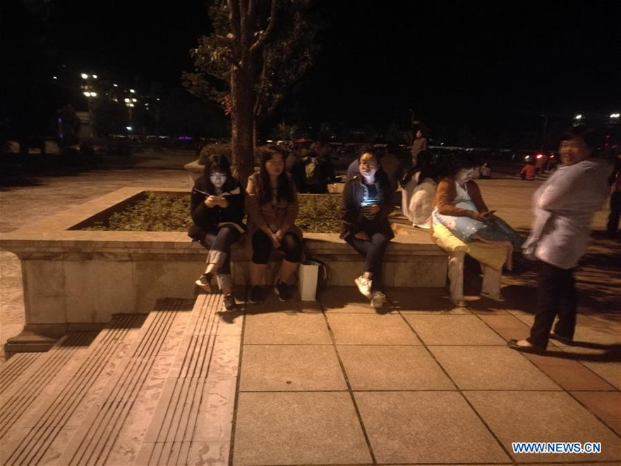 Người dân bỏ chạy khỏi nhà vì động đất. Ảnh: Tân Hoa Xã