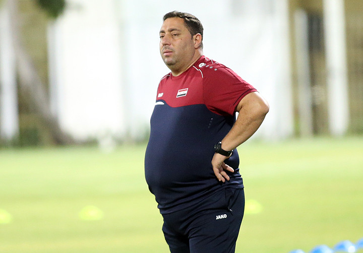 HLV Alfakeer Muhannad tỏ ra thoải mái tinh thần trong buổi tập chiều 25/8, chuẩn bị cho trận tứ kết với Việt Nam. Ảnh: Lâm Thỏa