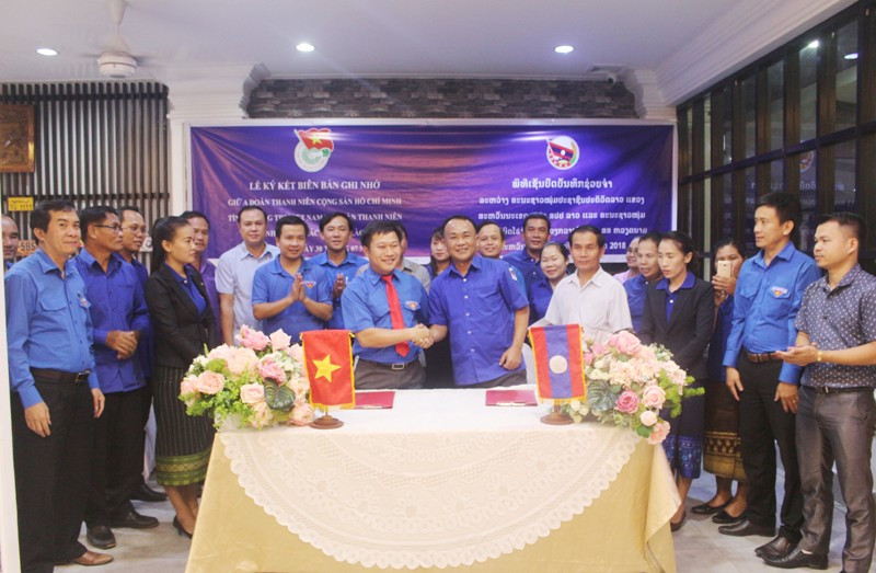 Bí thư Tỉnh Đoàn Quảng Trị Nguyễn Khánh Vũ và Bí thư Đoàn TNNDCM tỉnh Savannakhet Lamkeo Sengnouthong thay mặt tuổi trẻ 2 tỉnh ký kết Biên bản ghi nhớ.